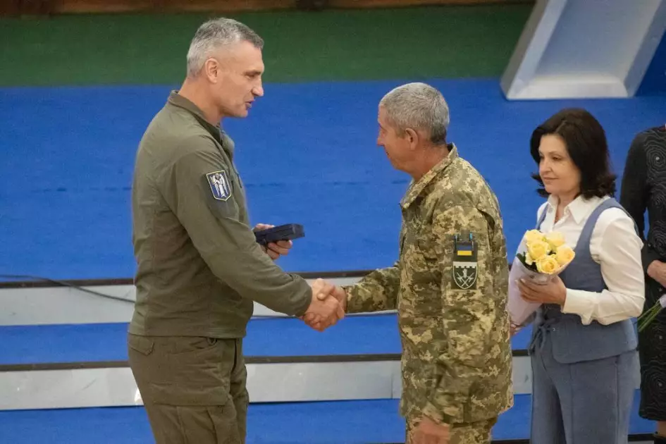 Освітяни Києва отримали відзнаки напередодні професійного свята - 4