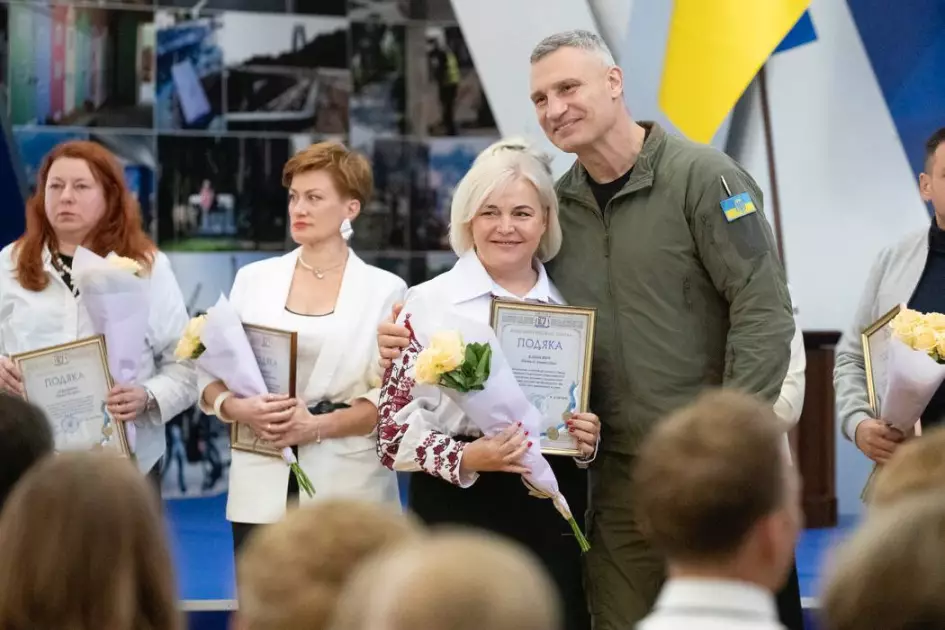 Освітяни Києва отримали відзнаки напередодні професійного свята - 3