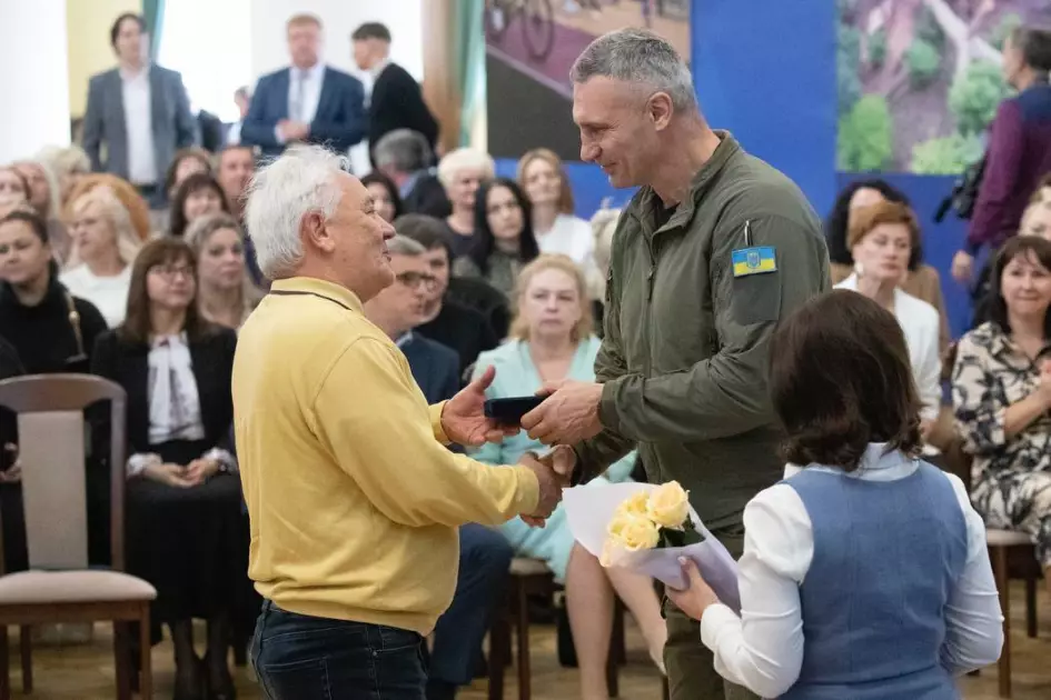 Освітяни Києва отримали відзнаки напередодні професійного свята - 1