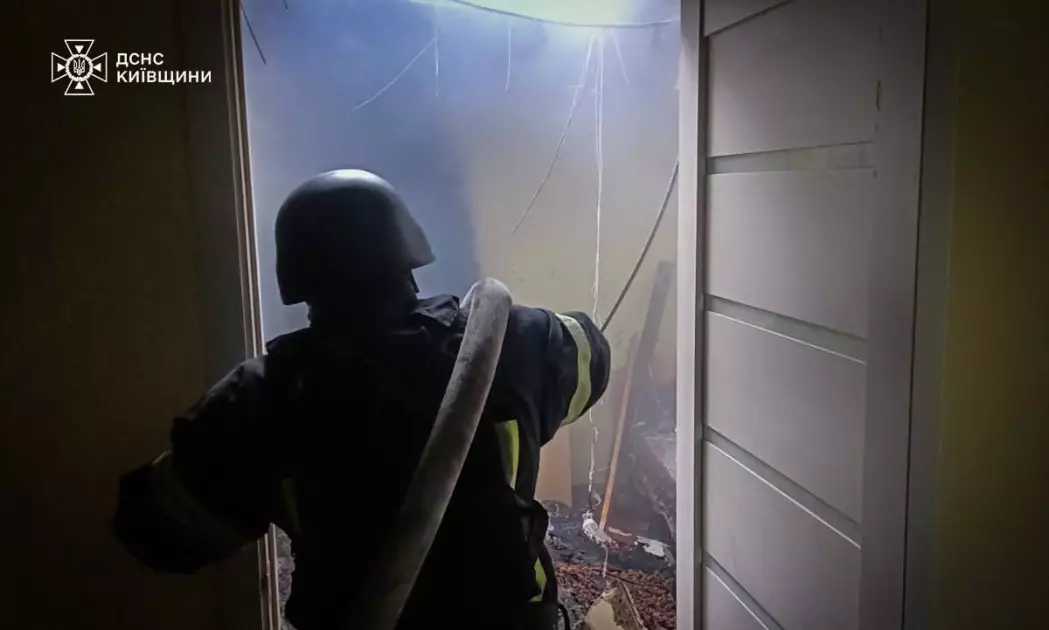 Ворожа атака спричинила пожежу на Київщині: загорілася двоповерхівка - 1