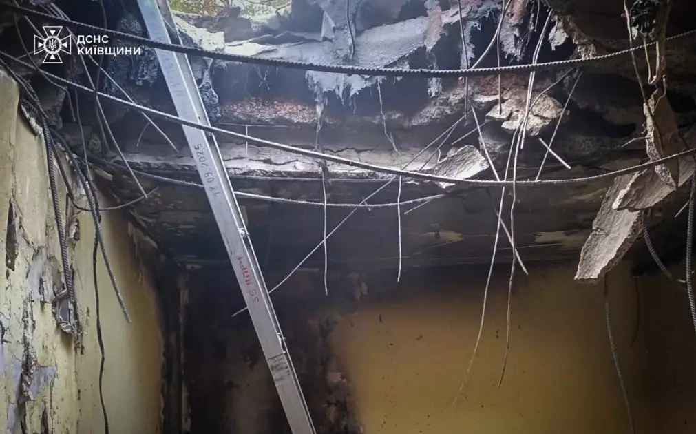 Ворожа атака спричинила пожежу на Київщині: загорілася двоповерхівка - 2