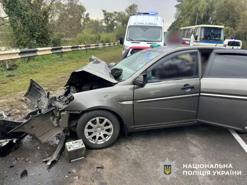 Смертельна ДТП на Броварщині: водій виїхав «на зустрічку», одна людина загинула, двоє травмовані - 2