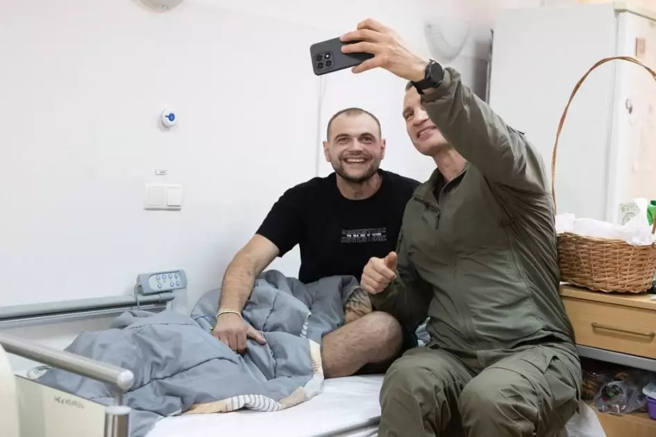 Кличко відвідав військовий шпиталь і нагородив поранених захисників - 5