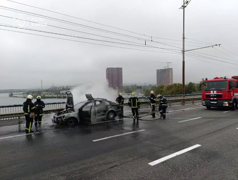 У Києві на Північному мосту загорівся автомобіль: обійшлося без постраждалих - 1