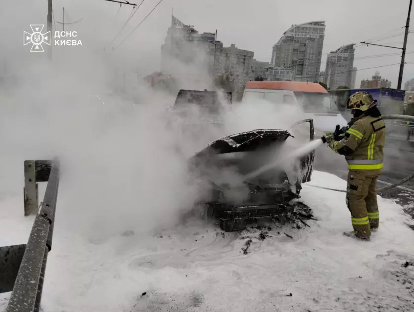 У Києві на Північному мосту загорівся автомобіль: обійшлося без постраждалих - 2