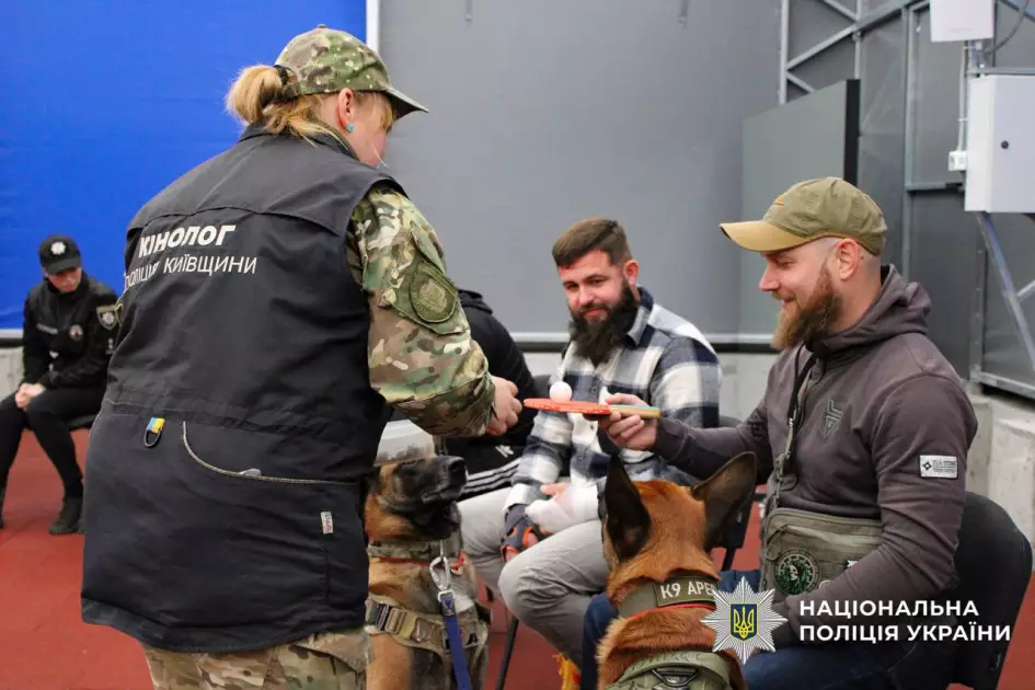 Ветерани поліції відвідали кінологічний центр: як хвостаті друзі допомагають зняти стрес - 1