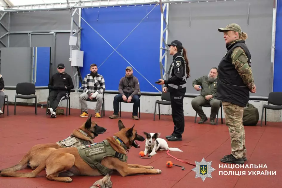 Ветерани поліції відвідали кінологічний центр: як хвостаті друзі допомагають зняти стрес - 3
