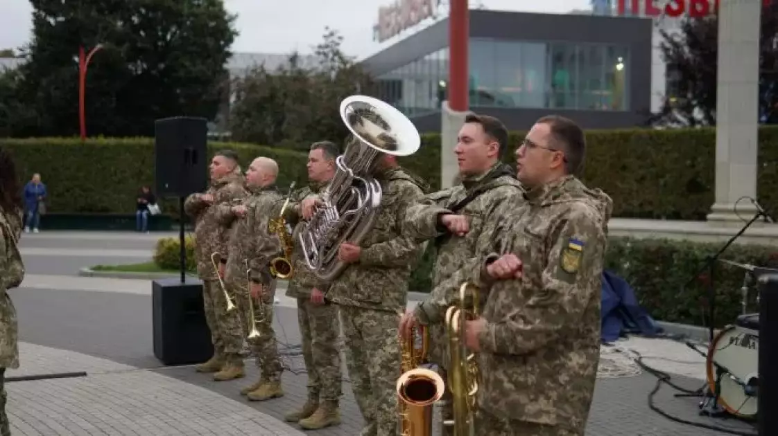 Сила у музиці: в Ірпені оркестр ЗСУ зібрав містян на благодійний концерт - 1