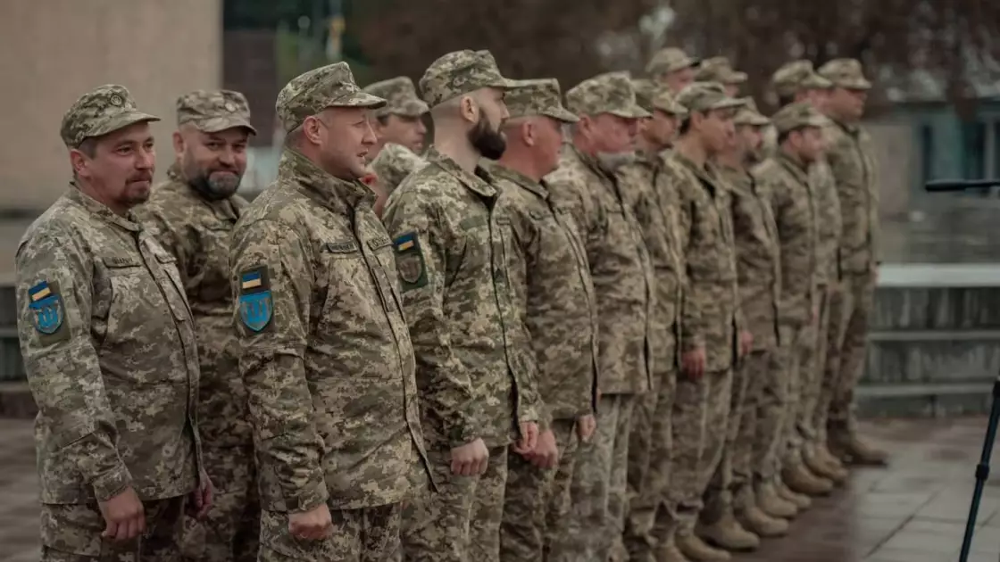 Київ вшанував воїнів ТРО: на Алеї Захисників встановили новий меморіальний знак - 3
