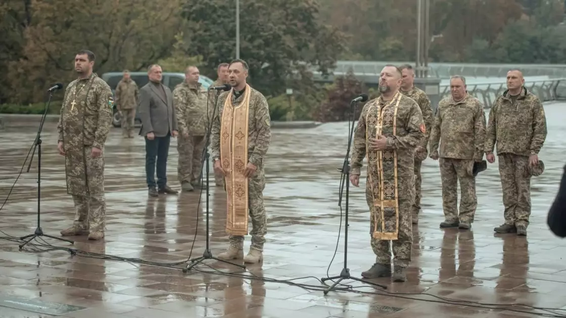 Київ вшанував воїнів ТРО: на Алеї Захисників встановили новий меморіальний знак - 1