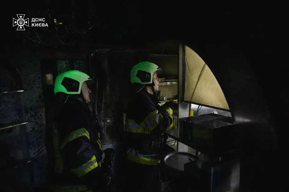 Рятувальники ліквідували загоряння на кухні закладу у Шевченківському районі - 7