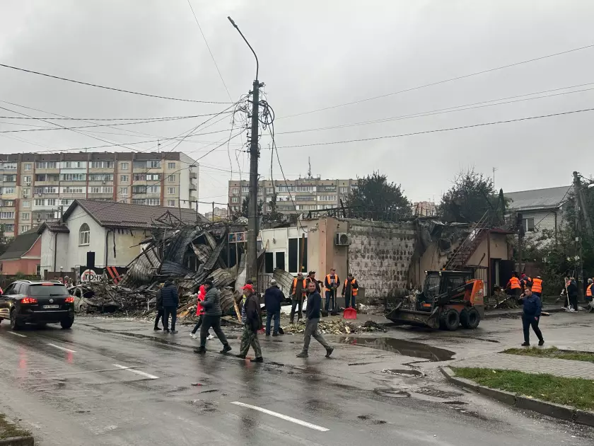 Внаслідок нічної атаки на Бровари зруйновано мінімаркет і пошкоджено кілька багатоповерхівок - 1