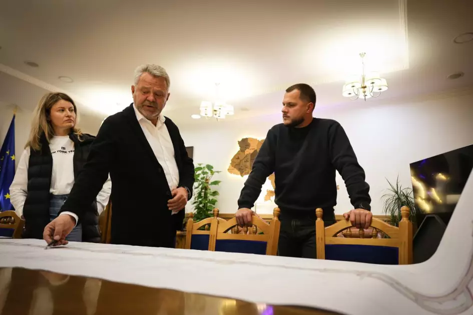 У Бучі відкрили першу безбар’єрну вулицю: простір для всіх без винятку - 1
