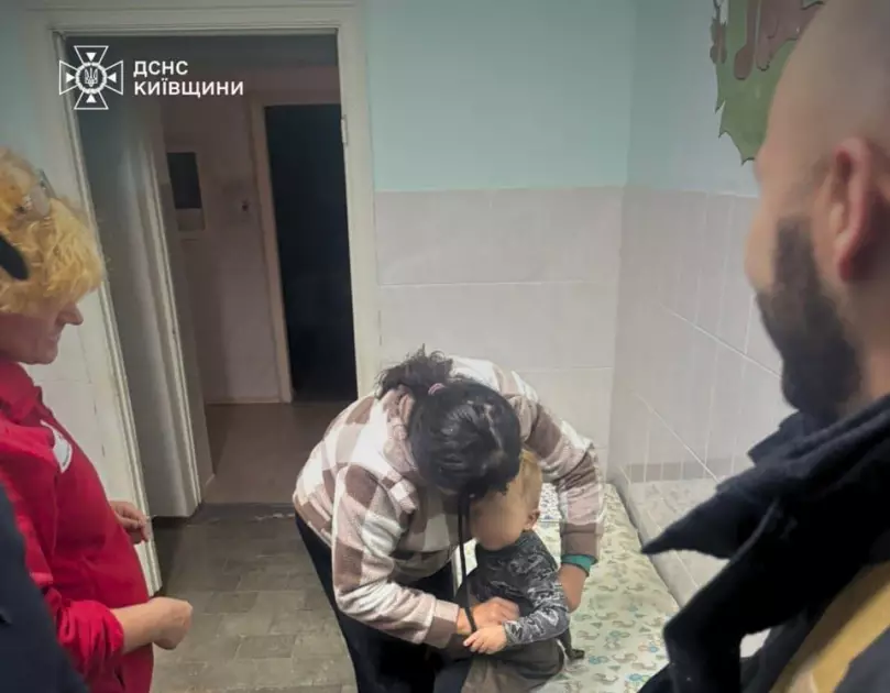 На Фастівщині рятувальники знайшли дворічного хлопчика, який заблукав у лісі під час збирання грибів - 2