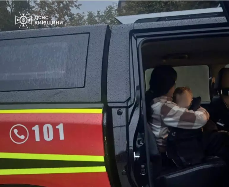 На Фастівщині рятувальники знайшли дворічного хлопчика, який заблукав у лісі під час збирання грибів - 1