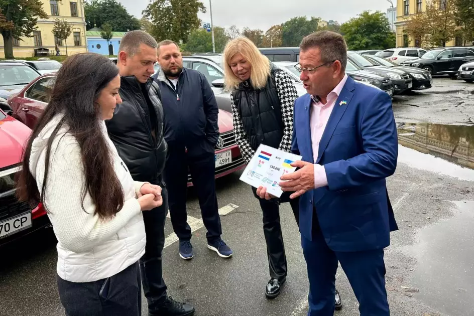 Тюльпани дипломатії: біля МЗС висадили 300 голландських квітів на знак солідарності з Україною - 2