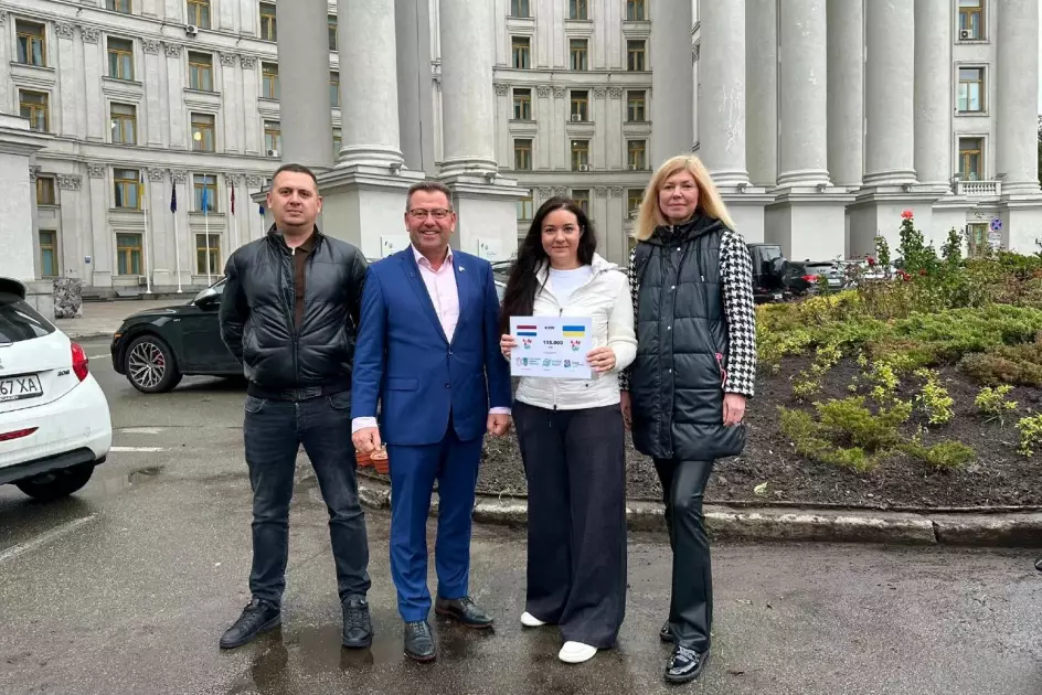 Тюльпани дипломатії: біля МЗС висадили 300 голландських квітів на знак солідарності з Україною - 1