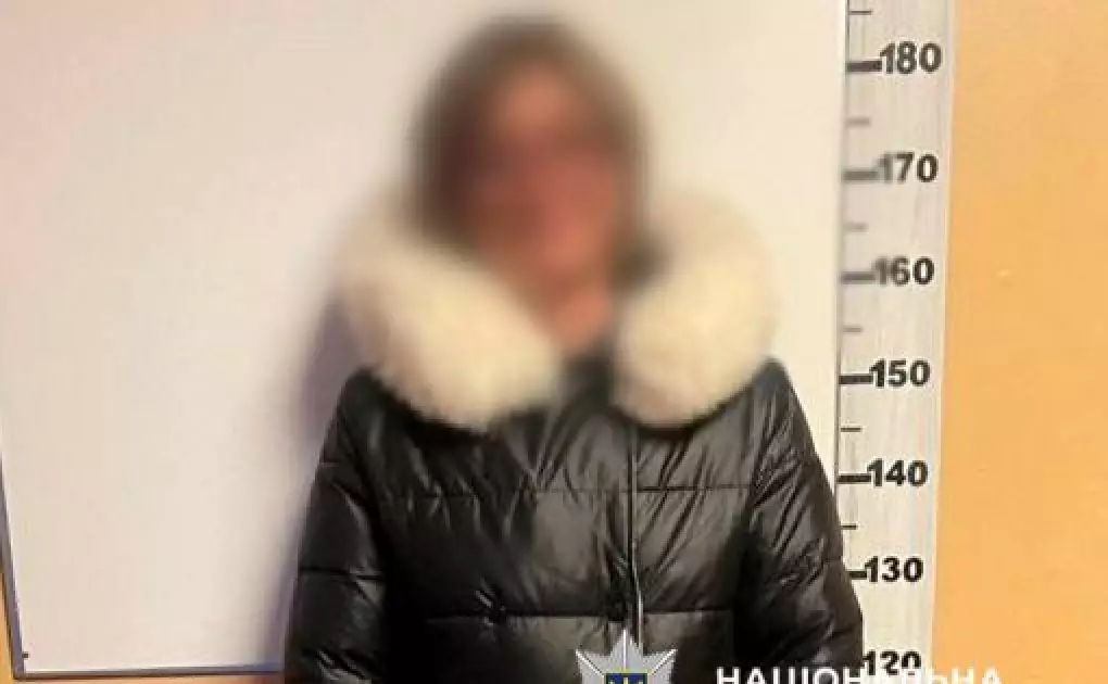 У Києві жінка підпалила двері квартири власної доньки після сварки — її затримала поліція - 1