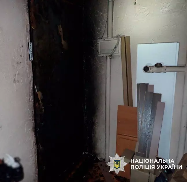 У Києві жінка підпалила двері квартири власної доньки після сварки — її затримала поліція - 2