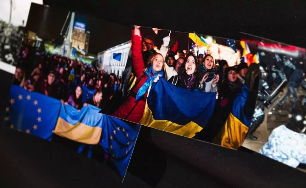 Три намети історії: у Києві відкрили інсталяцію до 35-річчя Революції на граніті - 6