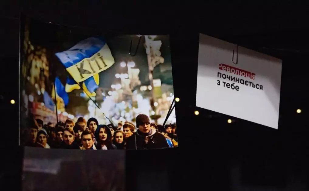 Три намети історії: у Києві відкрили інсталяцію до 35-річчя Революції на граніті - 4