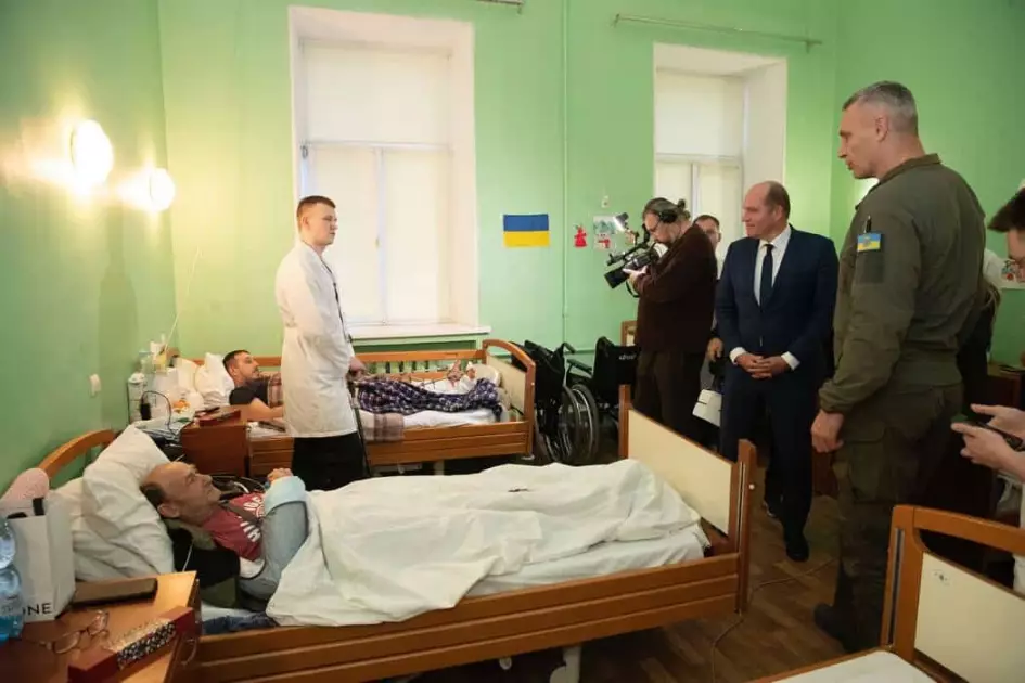 Мер Брюсселя відвідав поранених захисників у Києві та пообіцяв подальшу допомогу лікарням столиці - 3