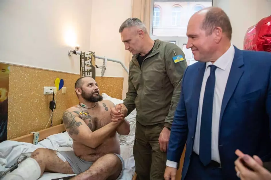 Мер Брюсселя відвідав поранених захисників у Києві та пообіцяв подальшу допомогу лікарням столиці - 2