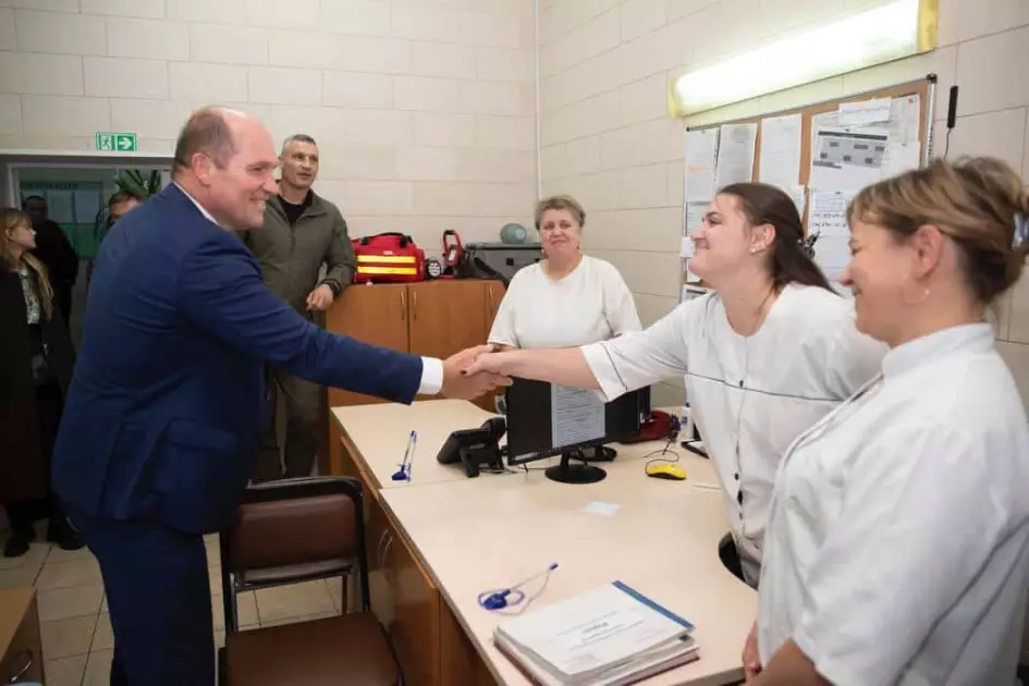 Мер Брюсселя відвідав поранених захисників у Києві та пообіцяв подальшу допомогу лікарням столиці - 1