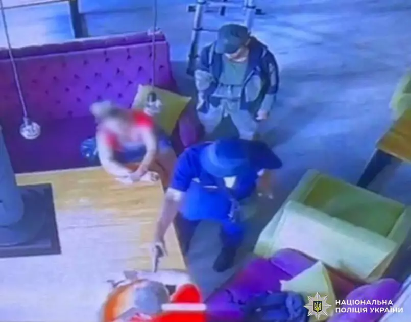 У Києві двоє чоловіків із сокирою вимагали зарплату для знайомої в адміністратора кафе - 1