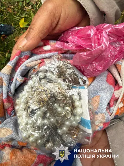 “Зніму порчу” за 120 тисяч: у Києві дівчина віддала ворожці всі свої прикраси - 1