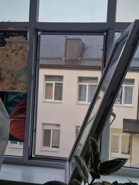 У Києві через обстріл пошкоджено школи та садочки: частина переходить на дистанційне навчання - 1