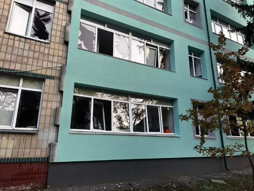 У Києві через обстріл пошкоджено школи та садочки: частина переходить на дистанційне навчання - 2