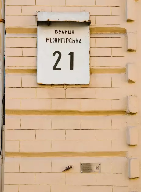У Києві відкрили найменшу скульптуру проєкту «Шукай!» — сточений олівець, присвячений силі слова - 3