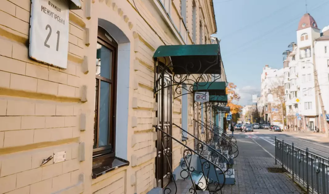 У Києві відкрили найменшу скульптуру проєкту «Шукай!» — сточений олівець, присвячений силі слова - 2