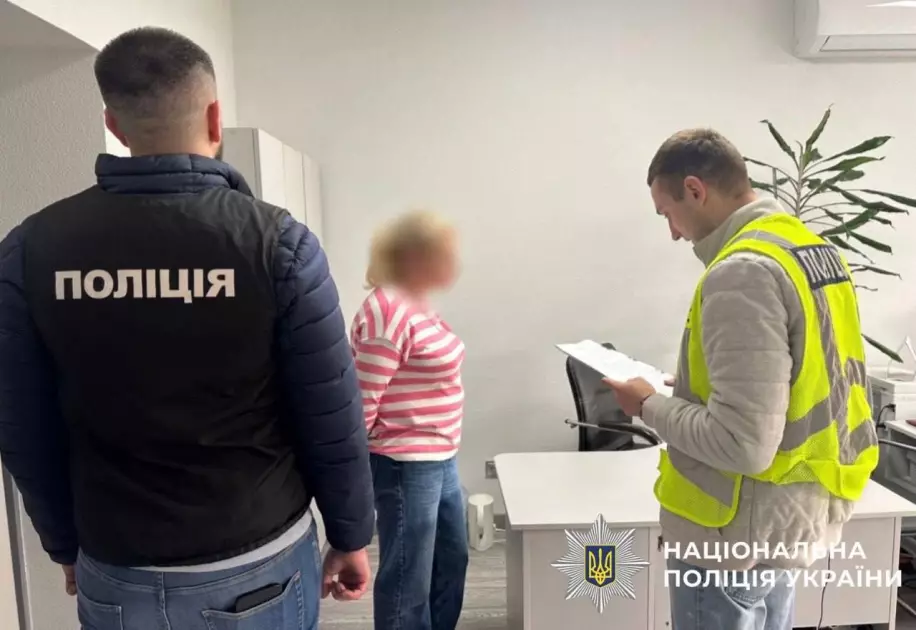 Пів мільйона на канцелярії: у Дніпровській РДА підозрюють посадовицю та підприємця у розтраті бюджету - 2
