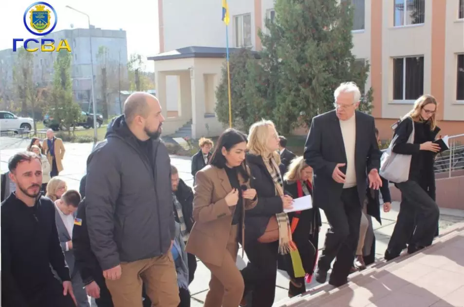 Міністерка ФРН і посол Німеччини завітали до Гостомеля: акцент на школах і сонячній енергетиці - 2