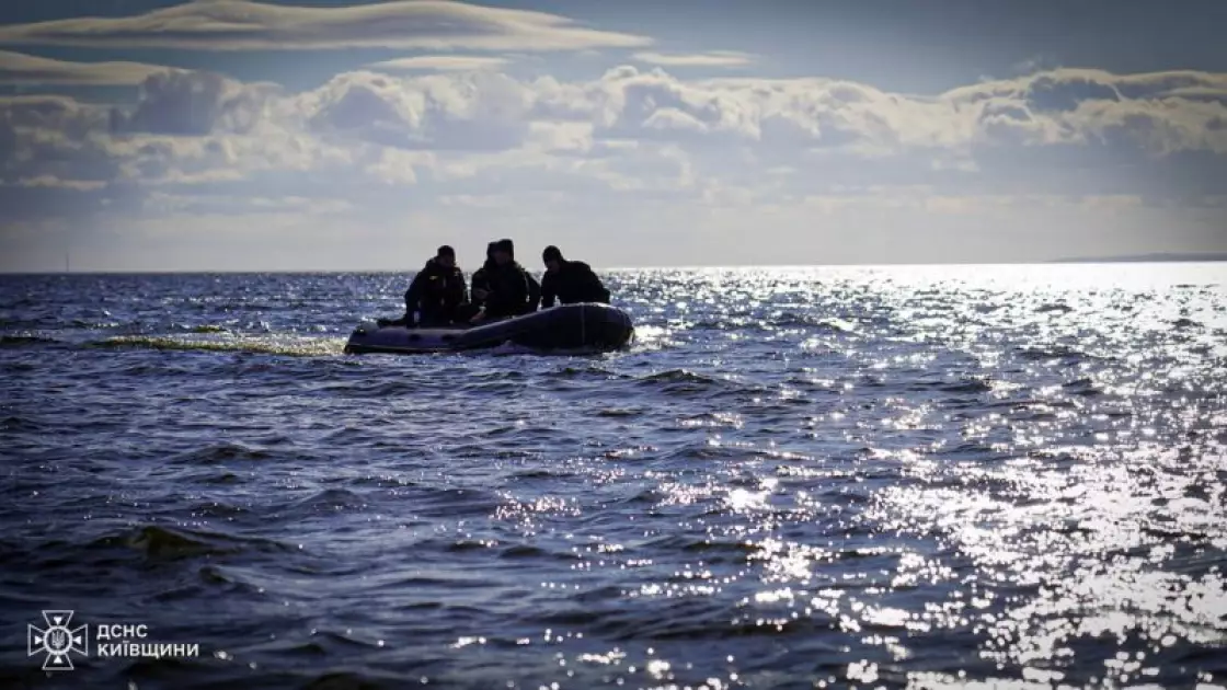 Не втрималися на хвилі: на Київському водосховищі загинув рибалка після перекидання човна - 1