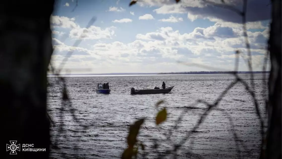 Не втрималися на хвилі: на Київському водосховищі загинув рибалка після перекидання човна - 2