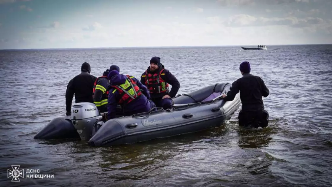 Не втрималися на хвилі: на Київському водосховищі загинув рибалка після перекидання човна - 3