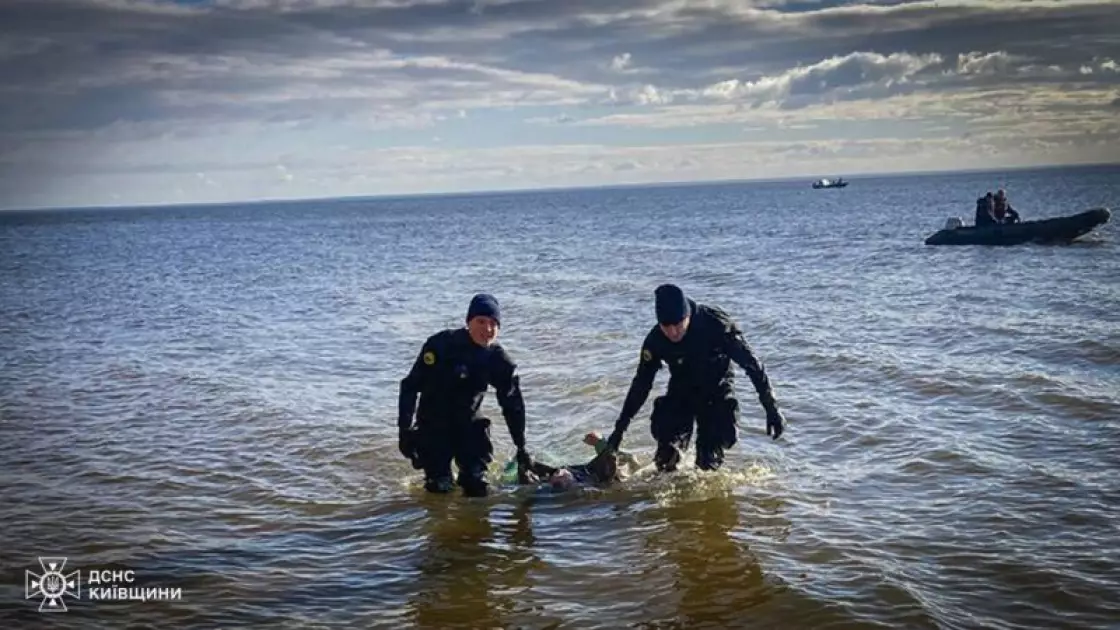 Не втрималися на хвилі: на Київському водосховищі загинув рибалка після перекидання човна - 5