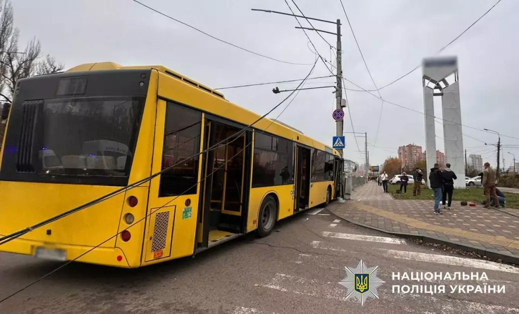 На Святошині маршрутка врізалася в електроопору: дев’ятеро постраждалих - 1