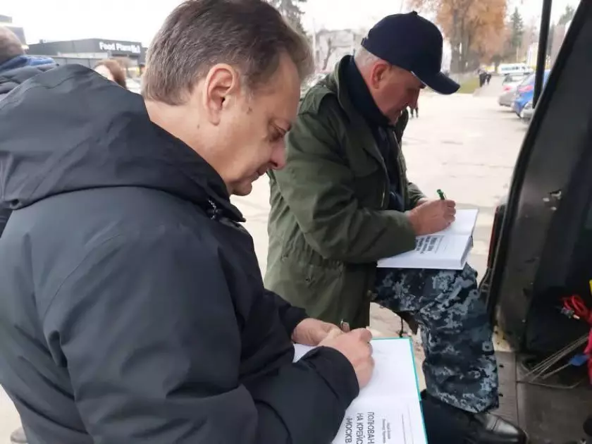 Пам’ять і подяка: Київське військово-історичне товариство подарувало Бородянці хроніки війни - 1