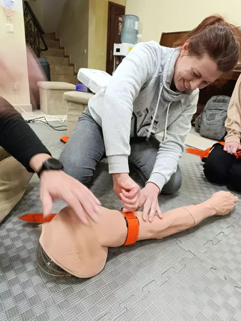 У Києві та області вчителів навчили рятувати життя: у школах відбулися тренінги із зупинки кровотеч - 1
