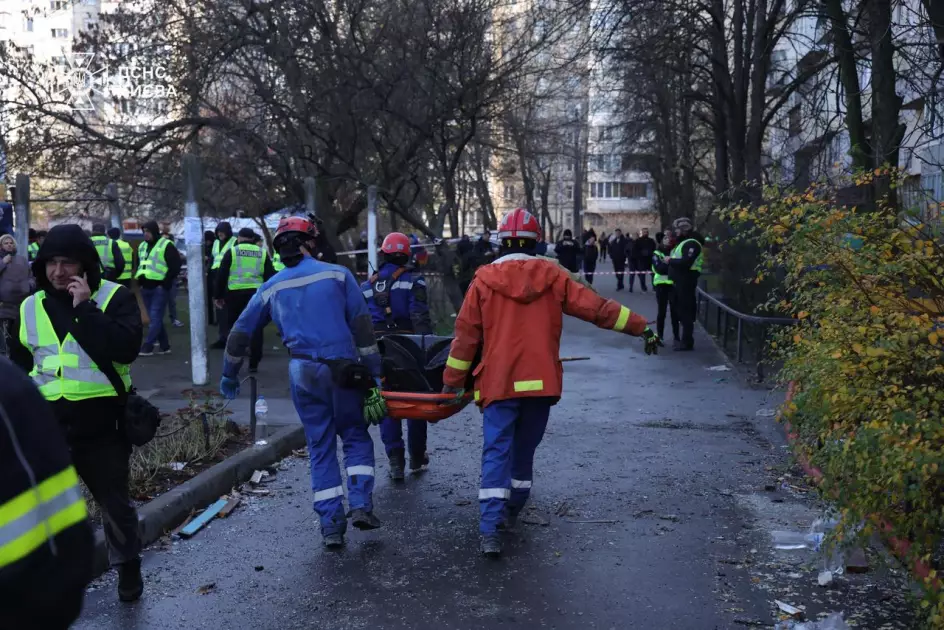 Рятувальники витягнули з-під завалів 17 людей: ДСНС показала наслідки удару по дев’ятиповерхівці в Києві - 4