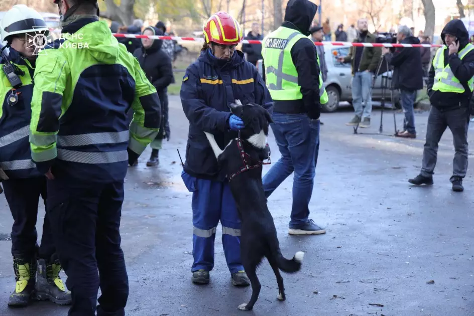 Рятувальники витягнули з-під завалів 17 людей: ДСНС показала наслідки удару по дев’ятиповерхівці в Києві - 5
