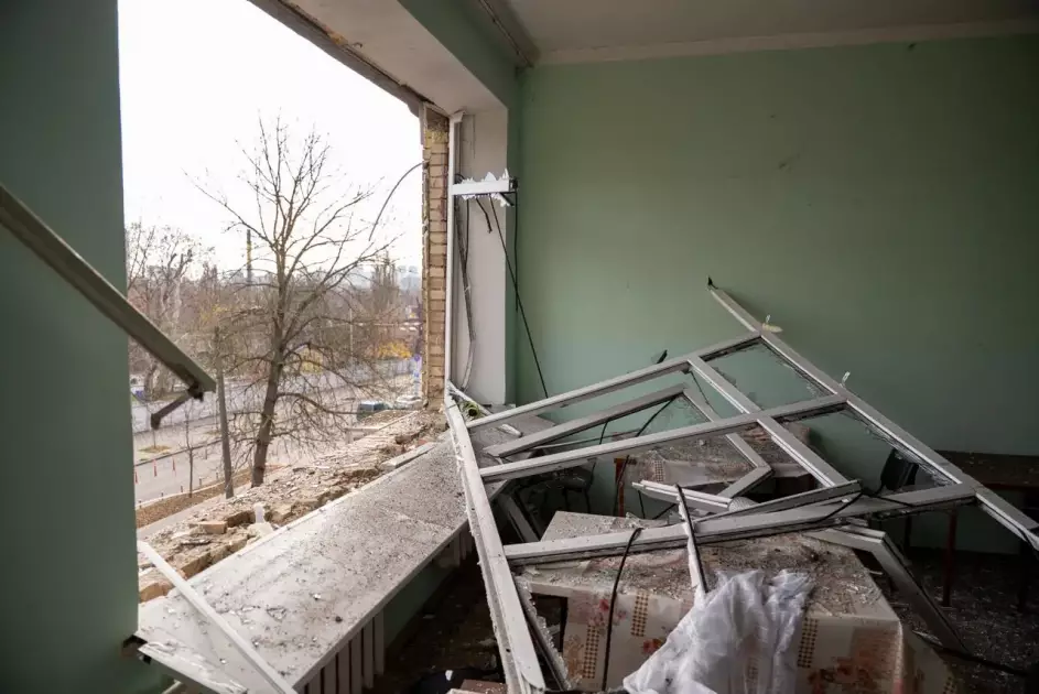 У Києві пошкоджено інститут отоларингології та діагностичний центр після масованої атаки рф - 3
