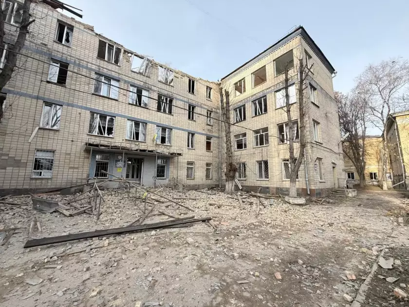 У Києві пошкоджено інститут отоларингології та діагностичний центр після масованої атаки рф - 6