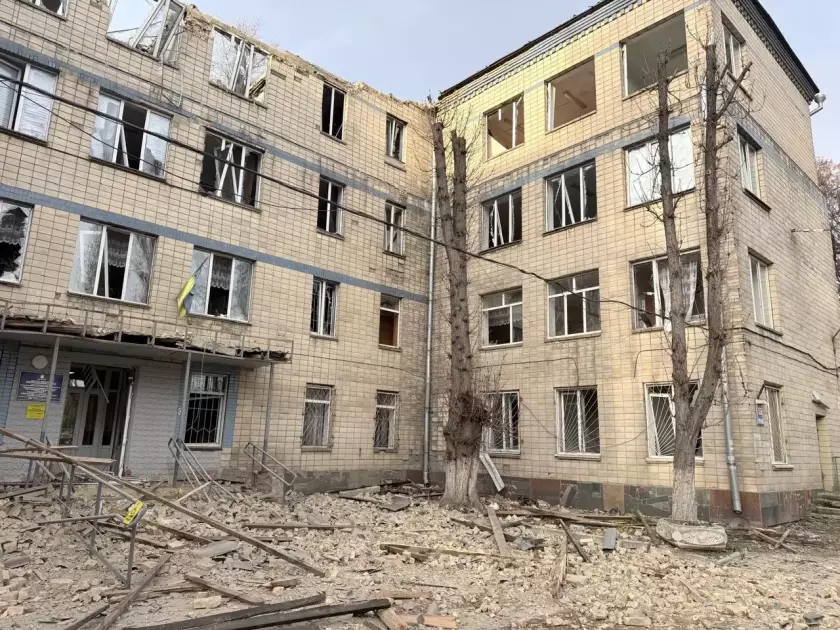 У Києві пошкоджено інститут отоларингології та діагностичний центр після масованої атаки рф - 7