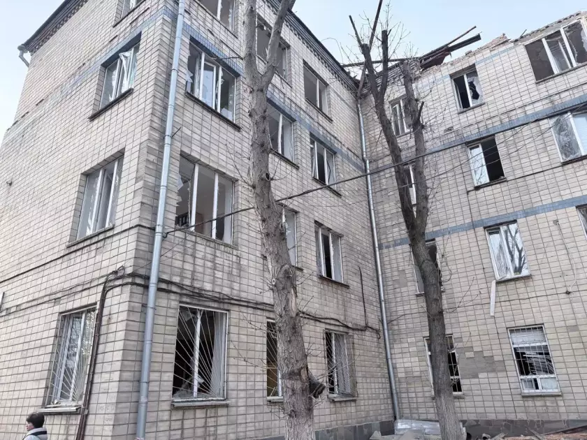 У Києві пошкоджено інститут отоларингології та діагностичний центр після масованої атаки рф - 8