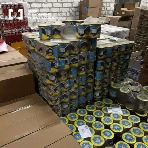 Підробки на ринках і в магазинах: на Київщині знайшли складську гору фальсифікованих продуктів - 1